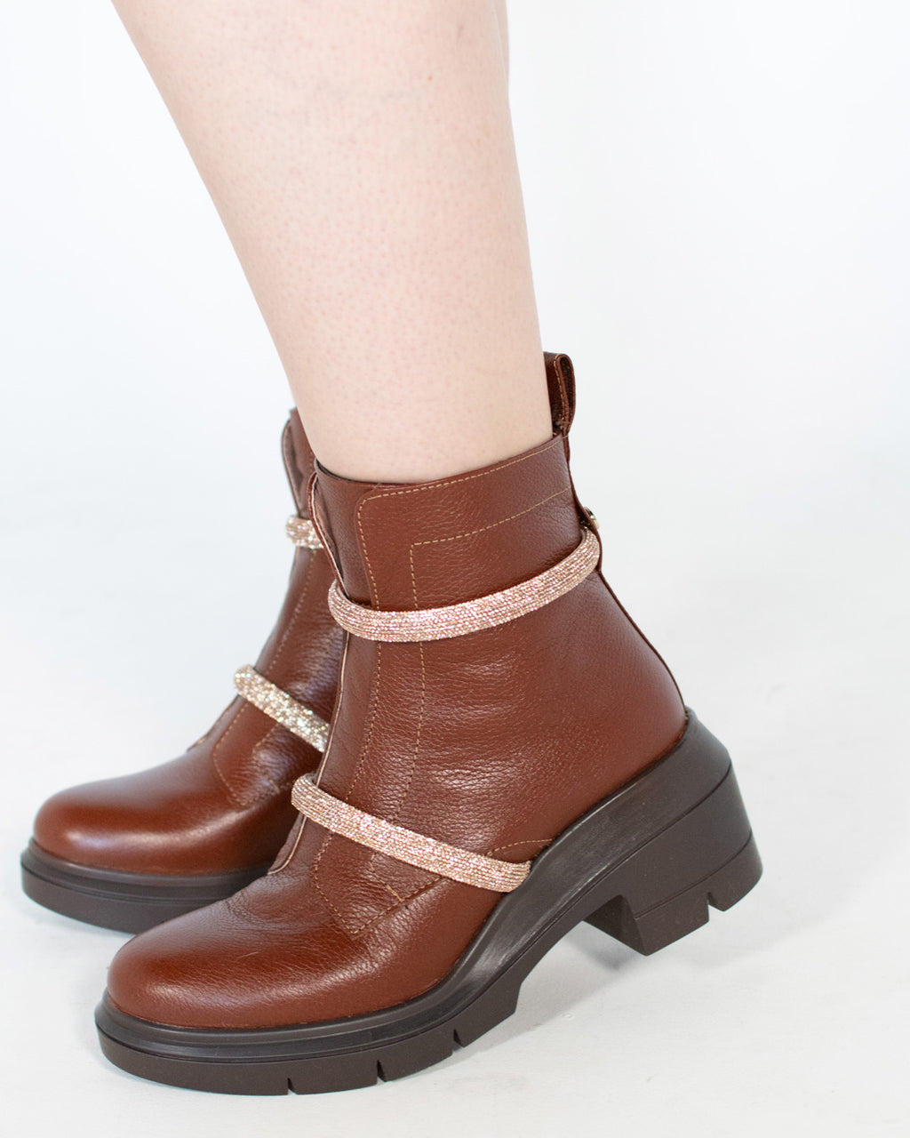 Bota de Mujer 81402 Piel Davina Café con Brillos y Tacón