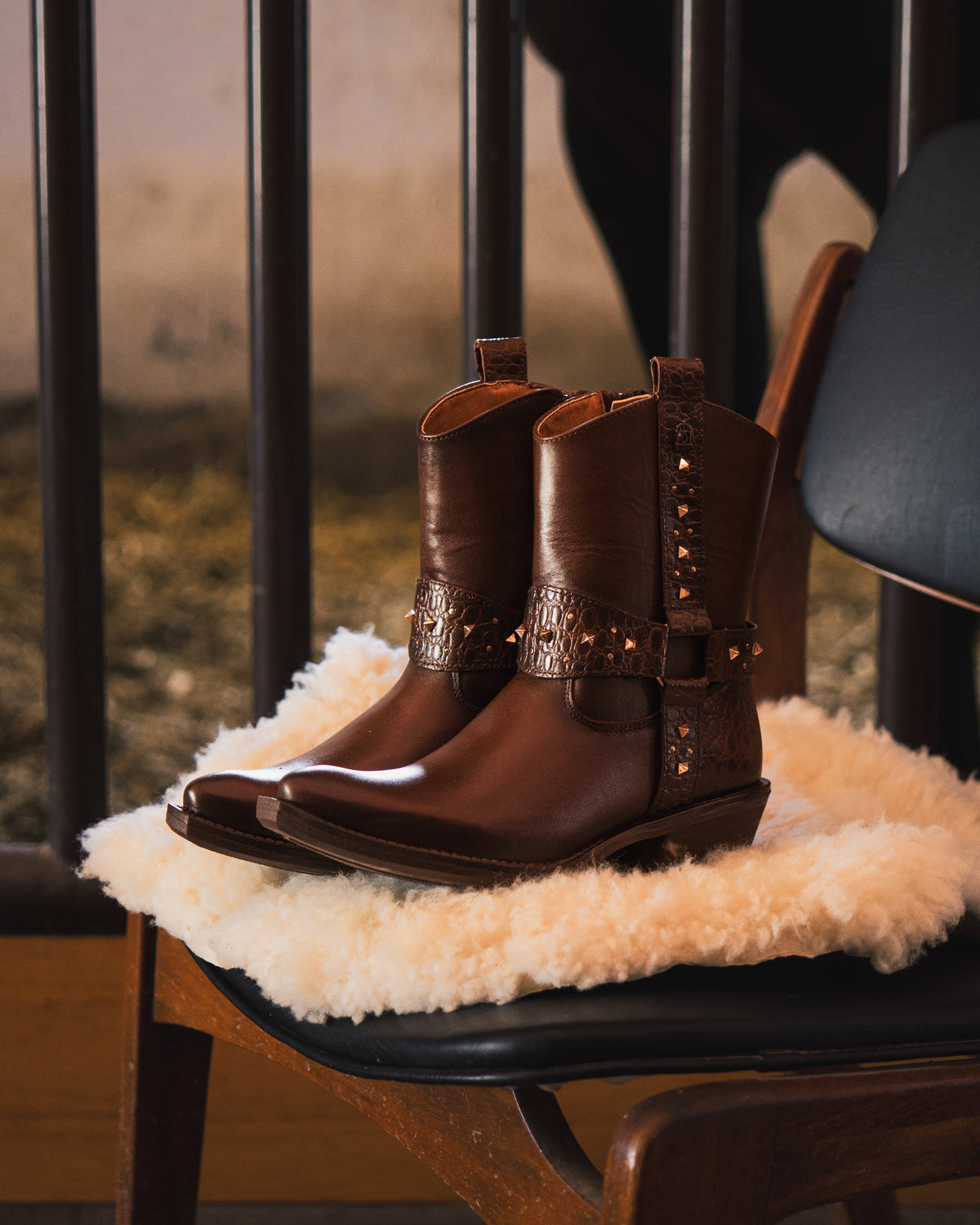 Bota Vaquera Mujer 96101 Paola Piel Brandy con estoperoles