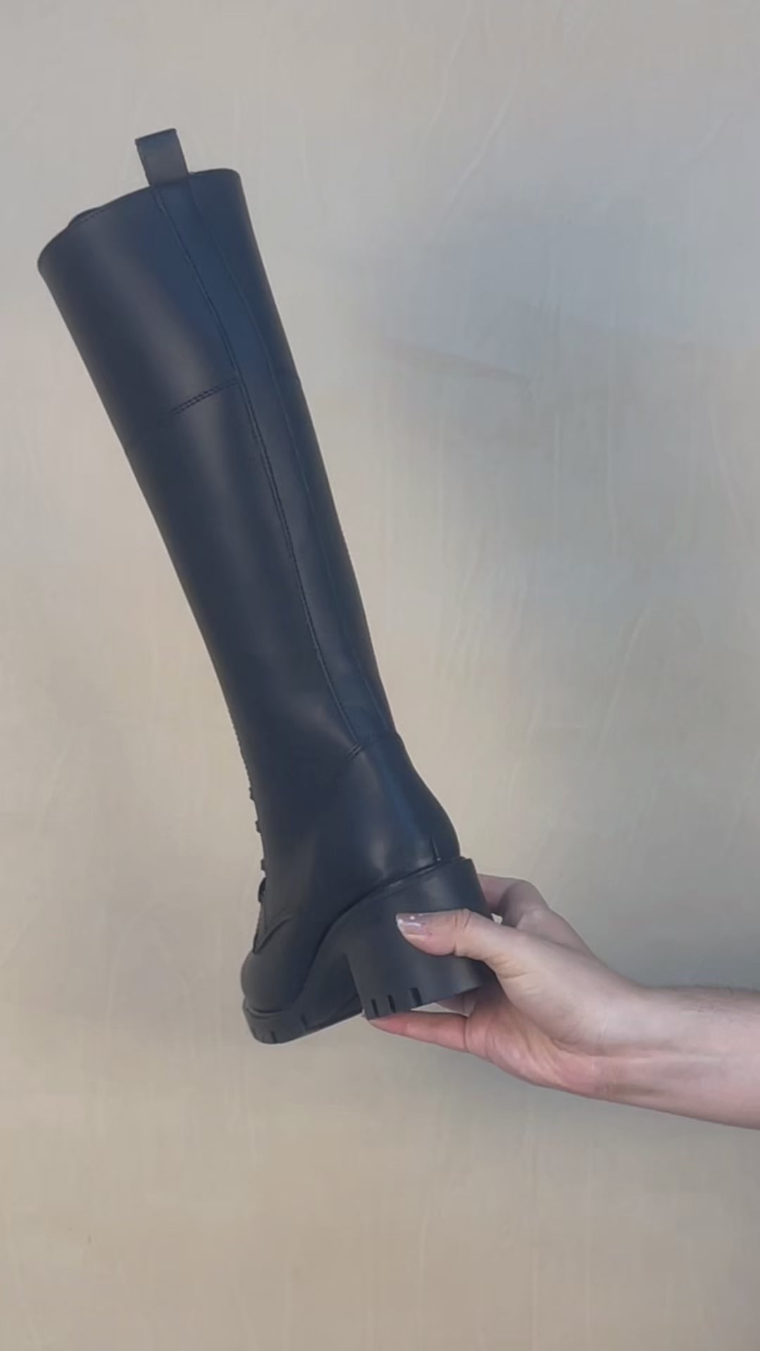 Bota Alta de Mujer 85110 Davina Negro con Cintas y Cierre