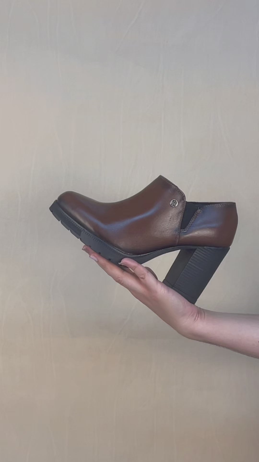 Bota de Mujer 90000 Davina Piel Shedrón con Tacón