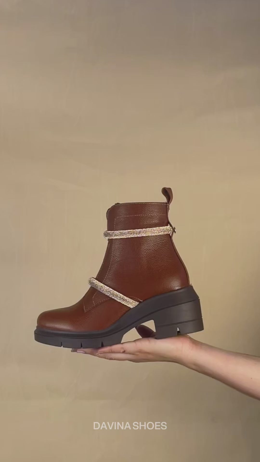 Bota de Mujer 81402 Piel Davina Café con Brillos y Tacón